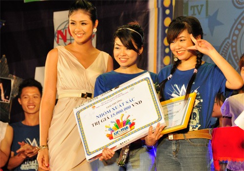 Cặp sinh đôi trường báo bên cạnh Hoa hậu Ngọc Hân tại đêm chung kết cuộc thi tài năng sinh viên 2011.